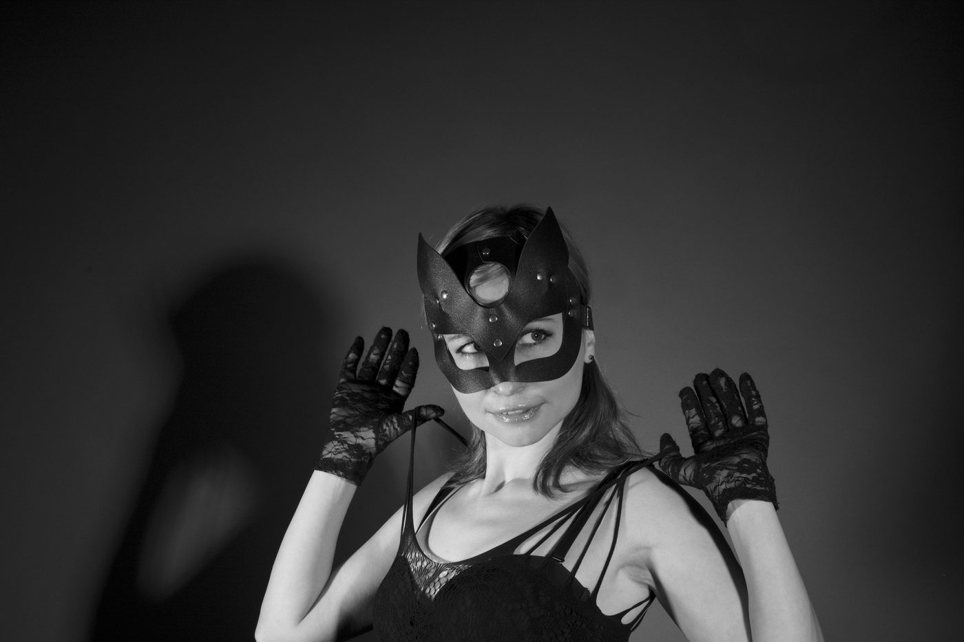 Retrato en blanco y negro con máscara de gato y guantes