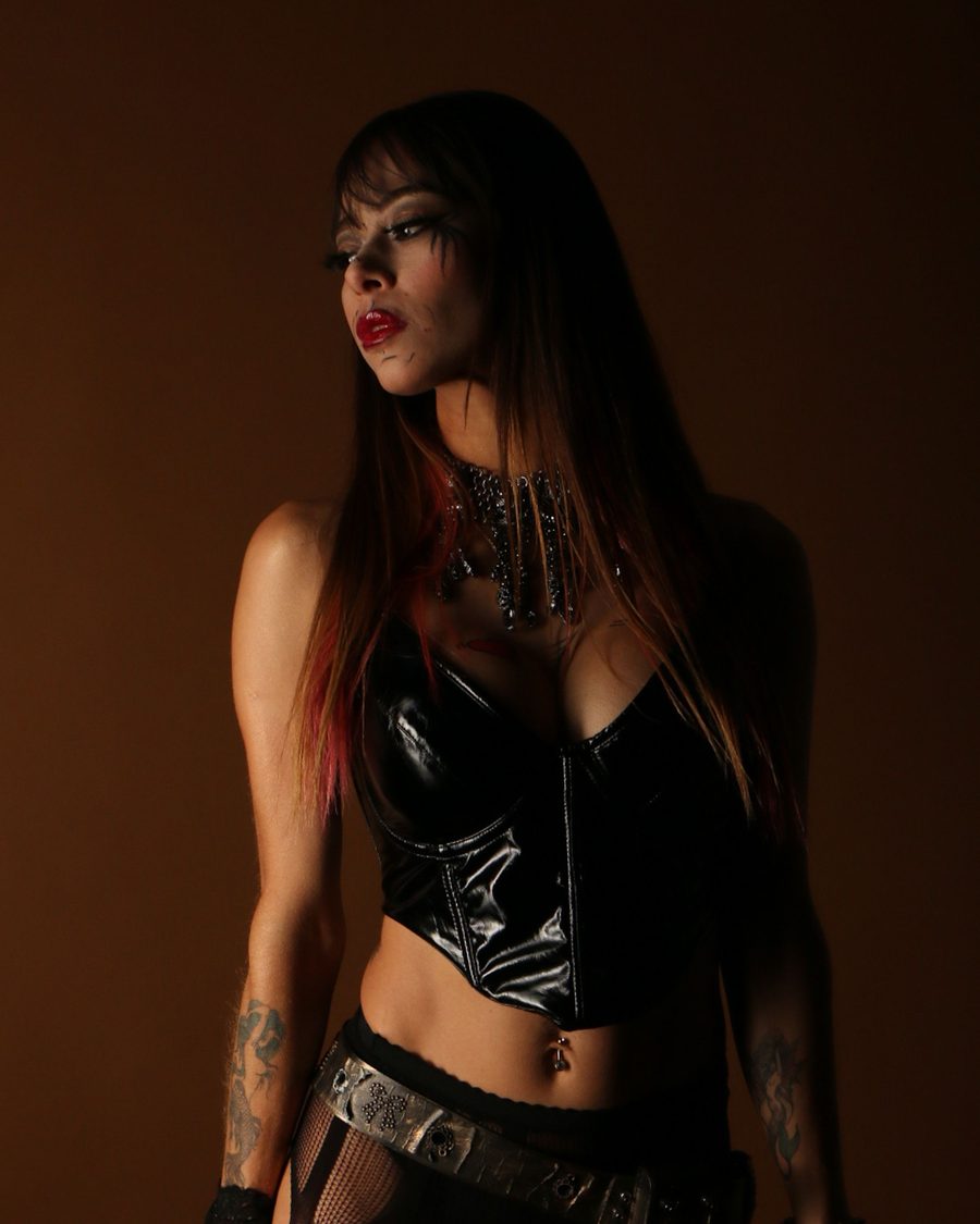 Mujer con corsé de cuero negro en un estudio oscuro
